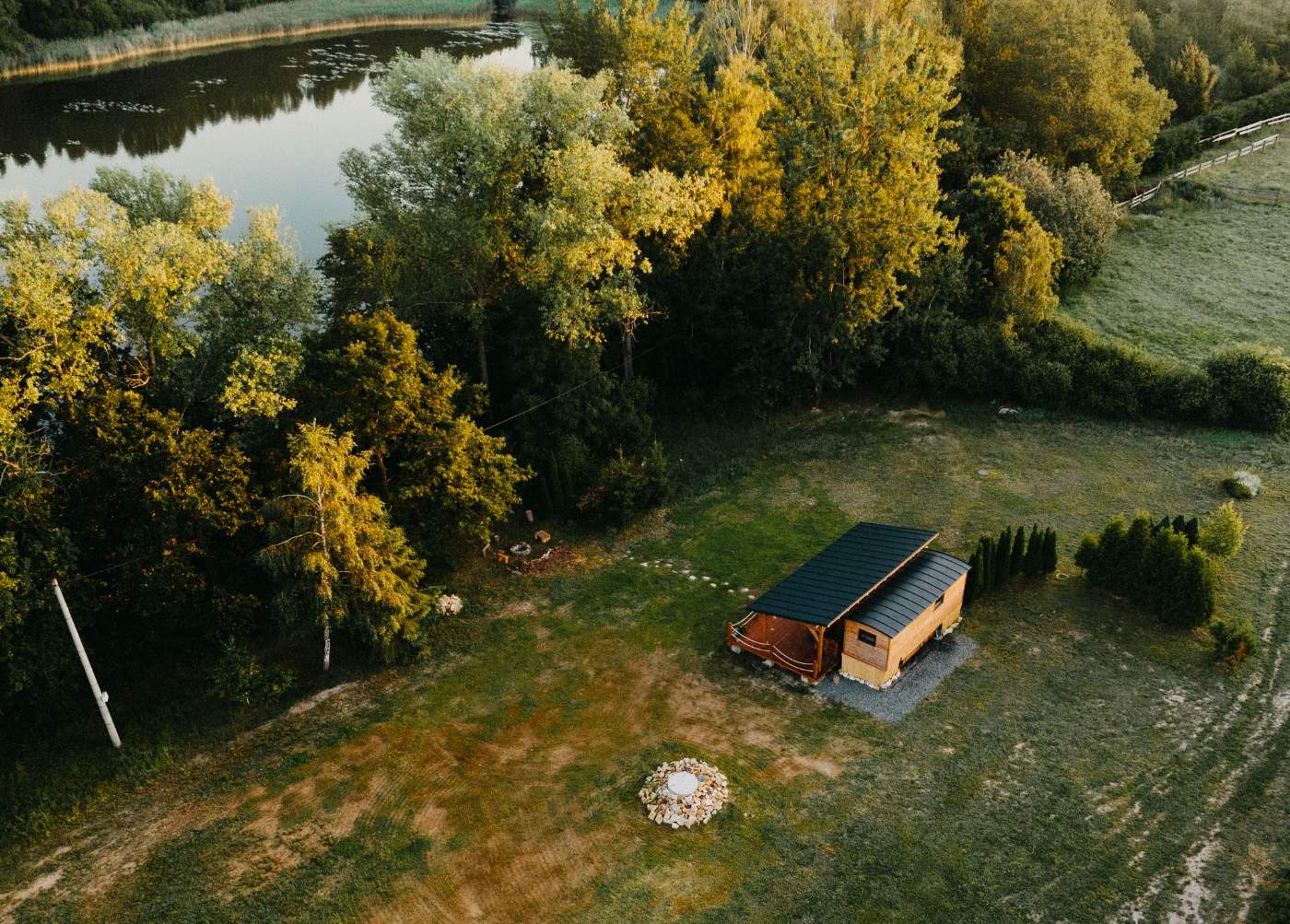 Maringotka Za R&aacute;kos&iacute;m, glamping u Dvora Kr&aacute;lov&eacute;