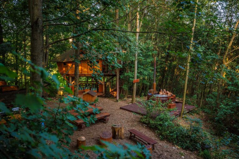 Treehouse Sněžn&iacute;k, domek na stromě u Doln&iacute; Moravy